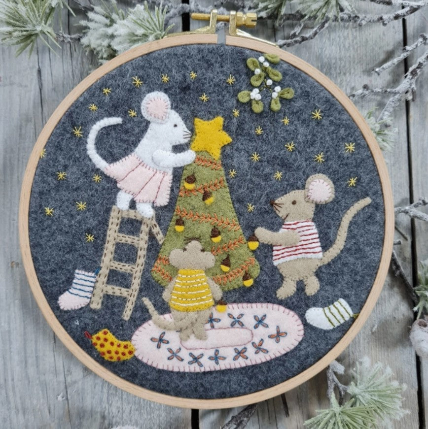 Christmas with the Mouse Family Felt Appliqué Hoop Kit - Corinne Lapierre