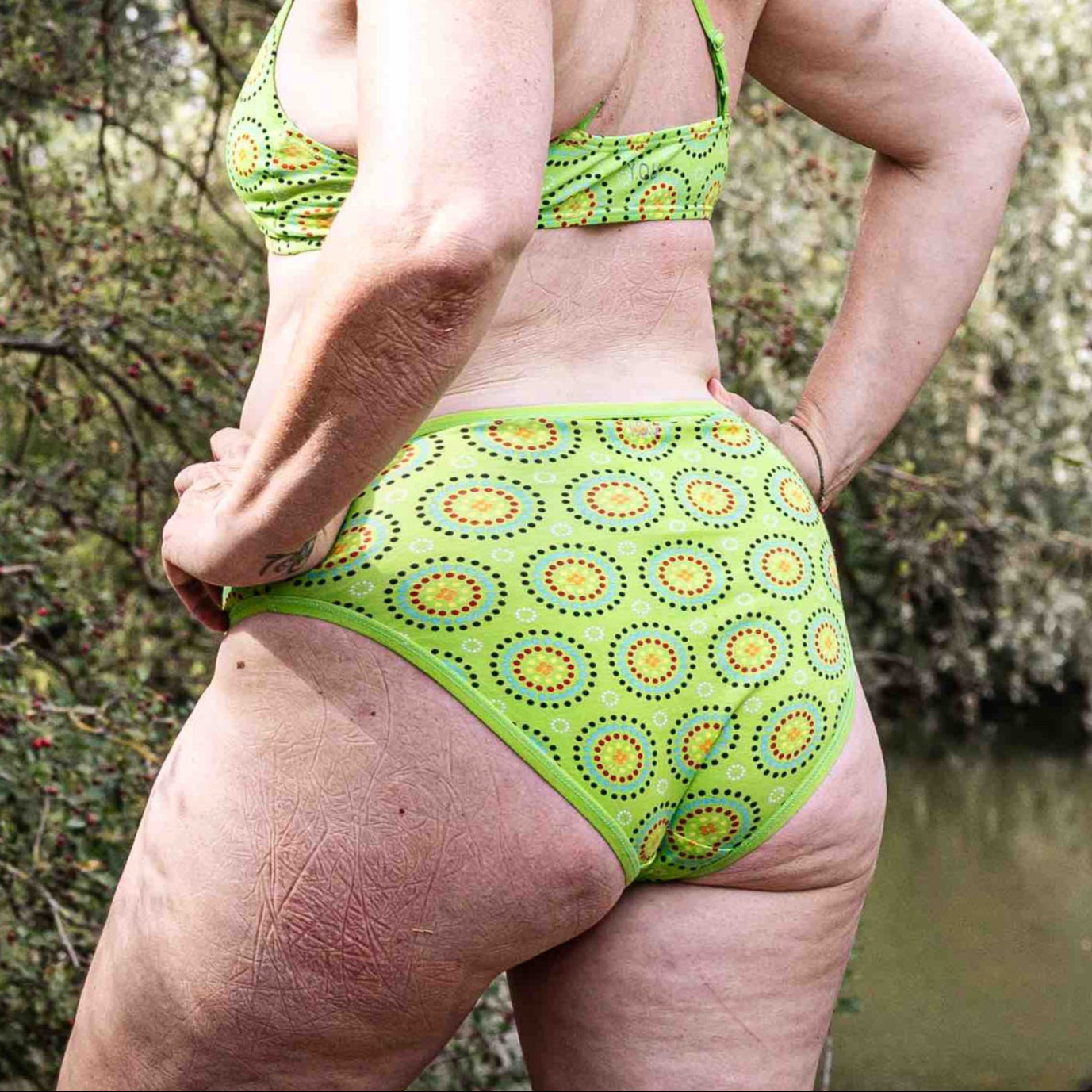 Women's organic cotton mid-rise bikini bottoms - Green Mara print