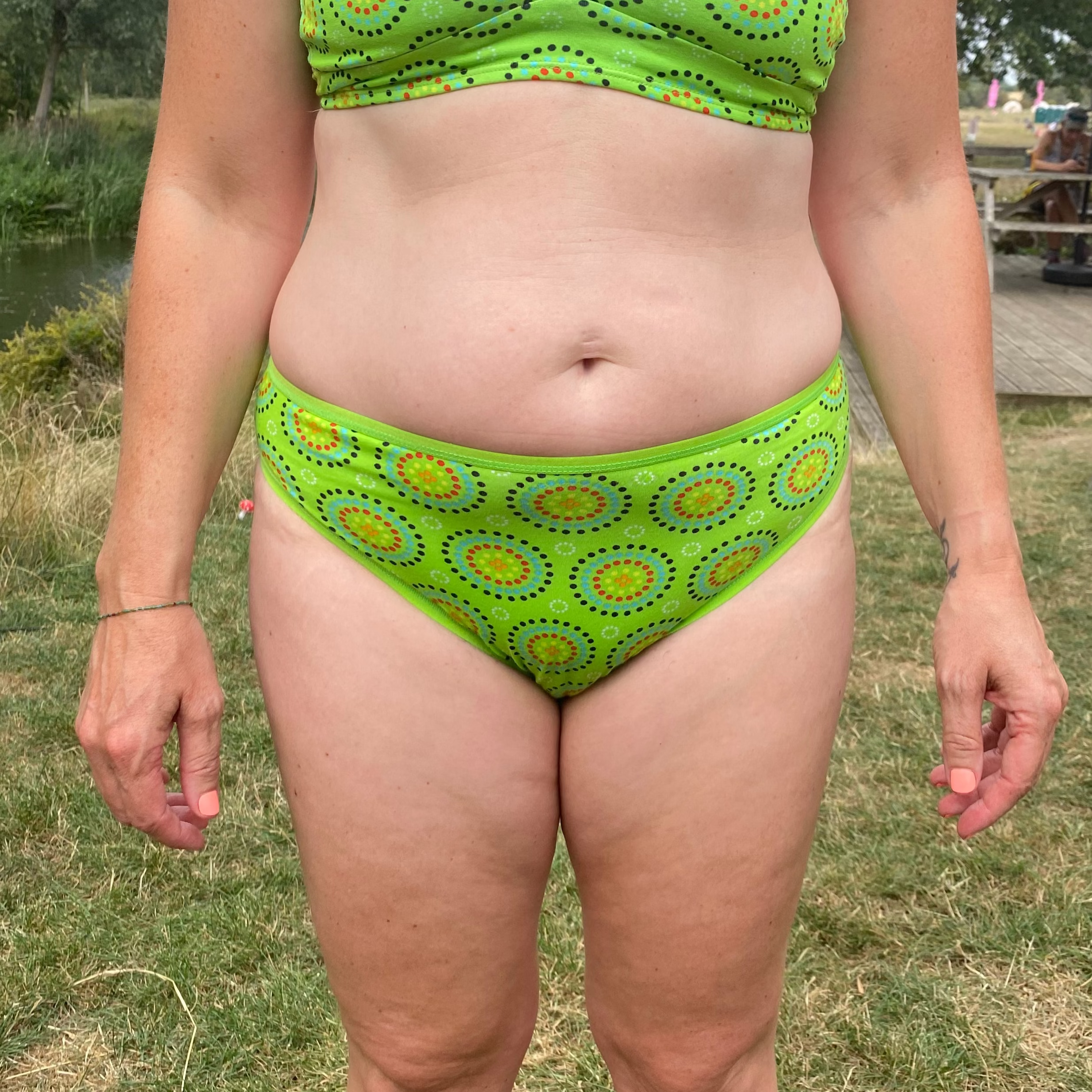Women's organic cotton mid-rise bikini bottoms - Green Mara print