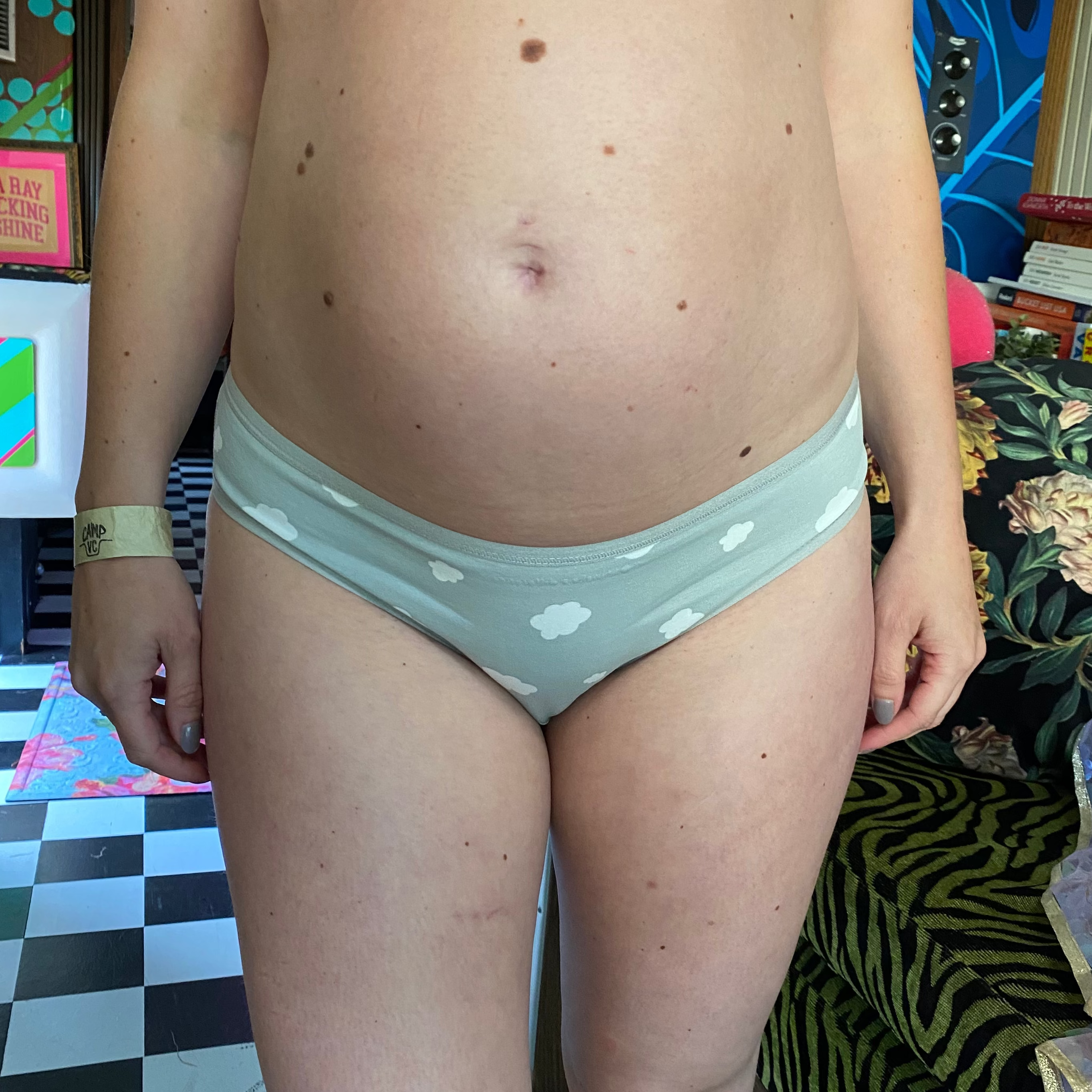 Women's organic cotton low-rise bikini bottoms - grey with white clouds