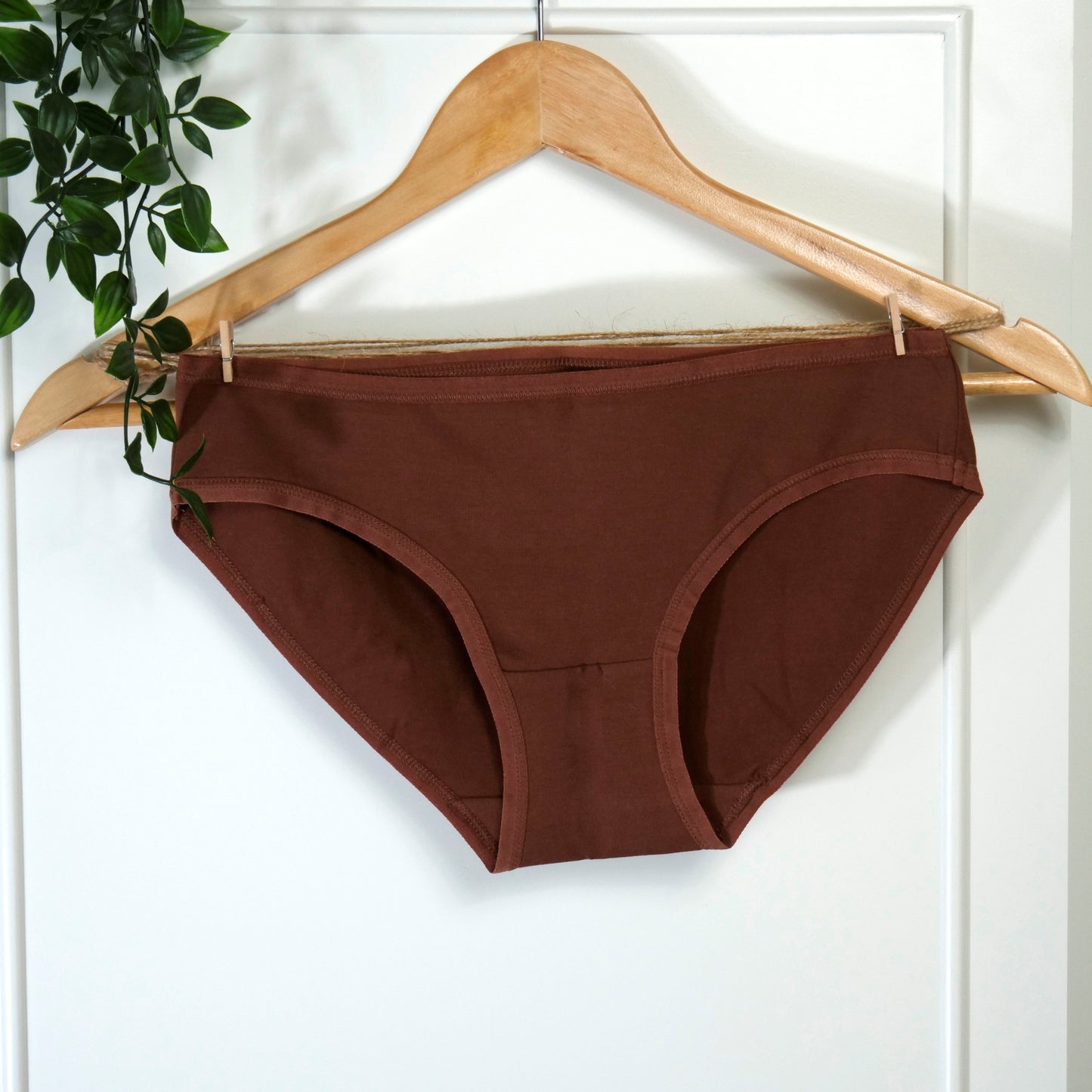 Women's organic cotton low-rise bikini bottoms in chestnut (mid nude)