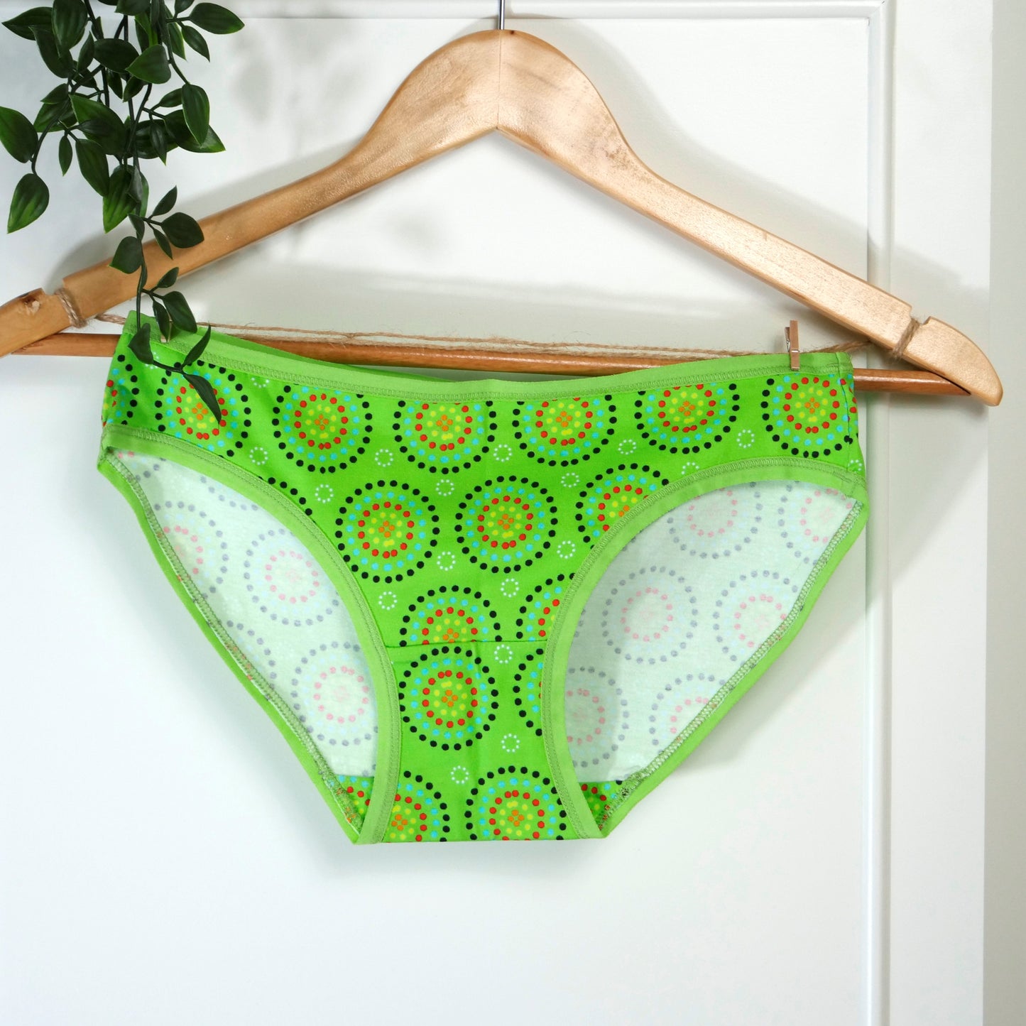 Women's organic cotton low-rise bikini bottoms - Green Mara design