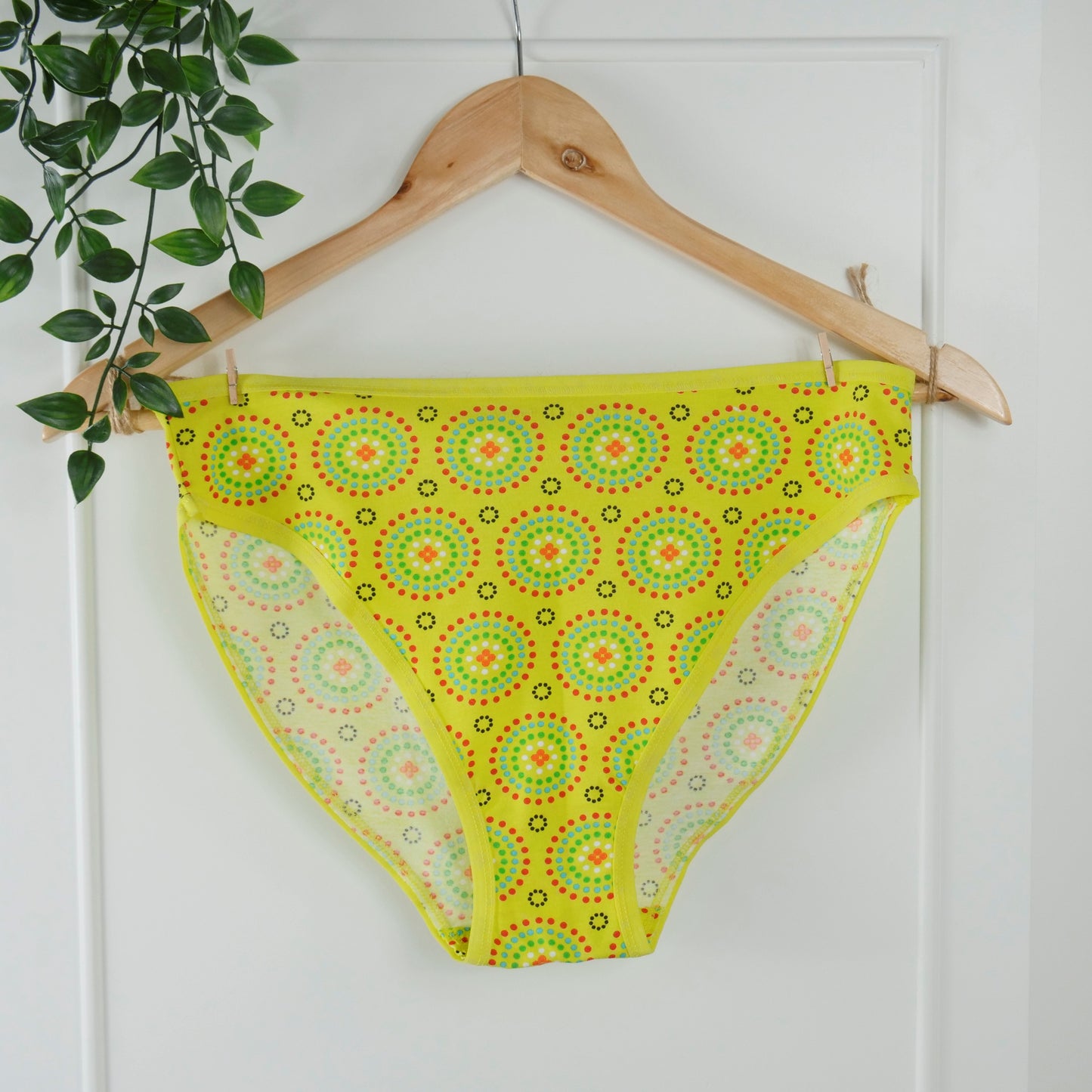 Women's organic cotton mid-rise bikini bottoms - Yellow Mara print