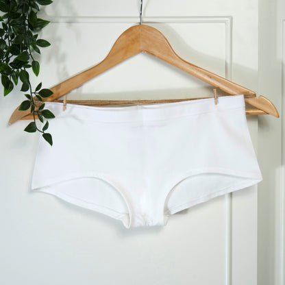 Women's organic cotton matching bralette and boy shorts set - white