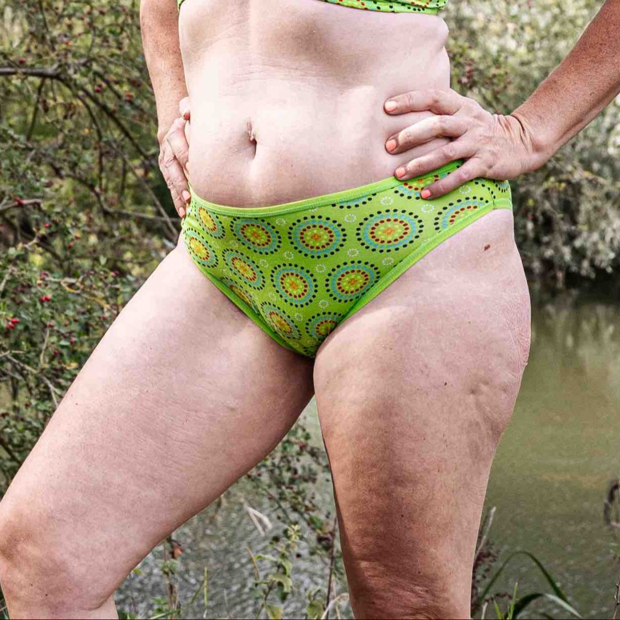 Women's organic cotton mid-rise bikini bottoms - Green Mara print