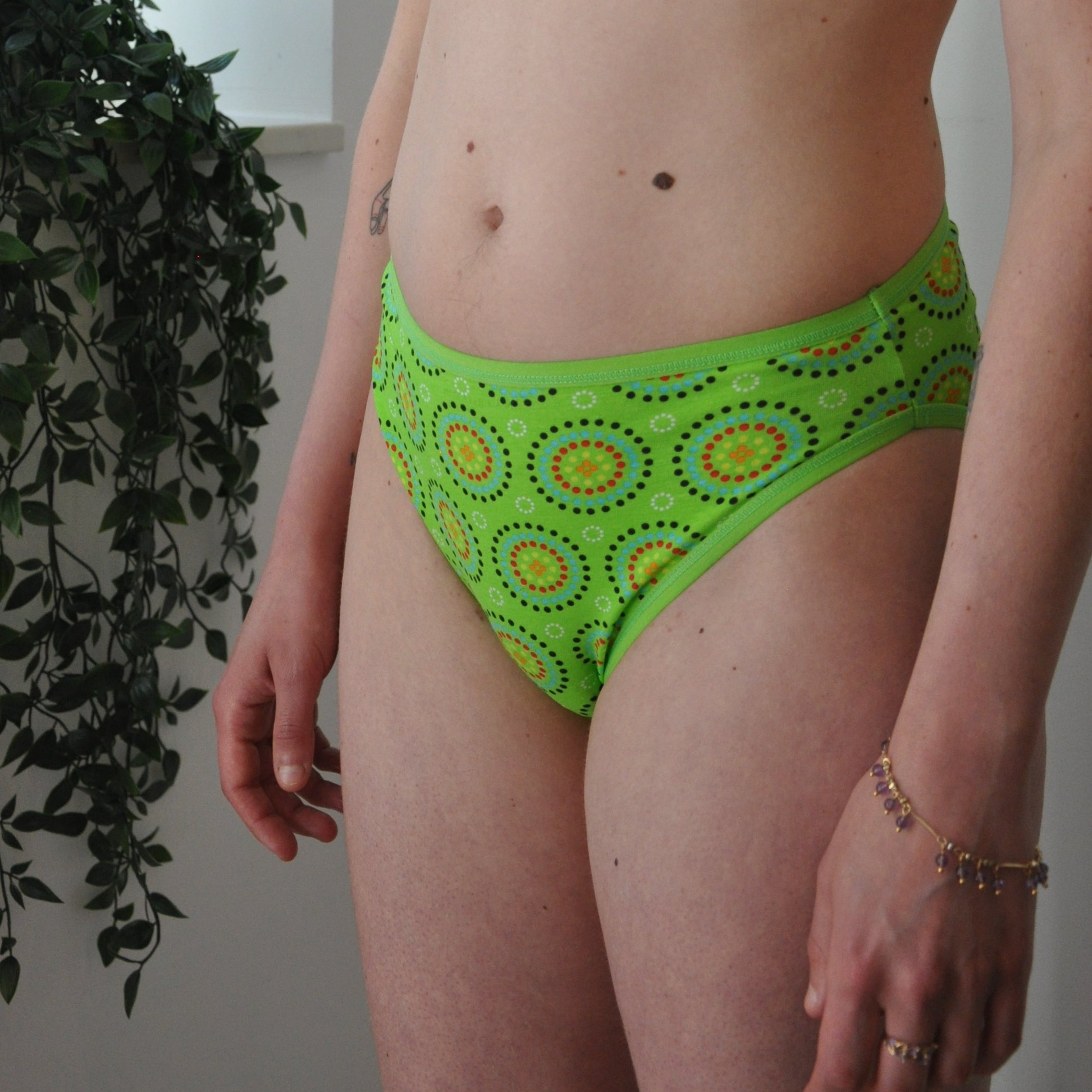Women's organic cotton mid-rise bikini bottoms - Green Mara print
