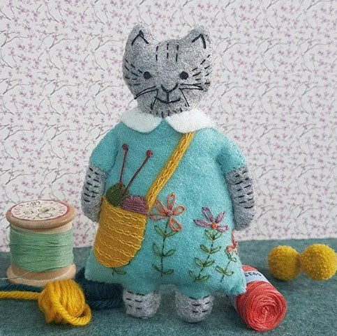 Mrs Cat Loves Knitting Felt Craft Mini Kit - Corinne Lapierre