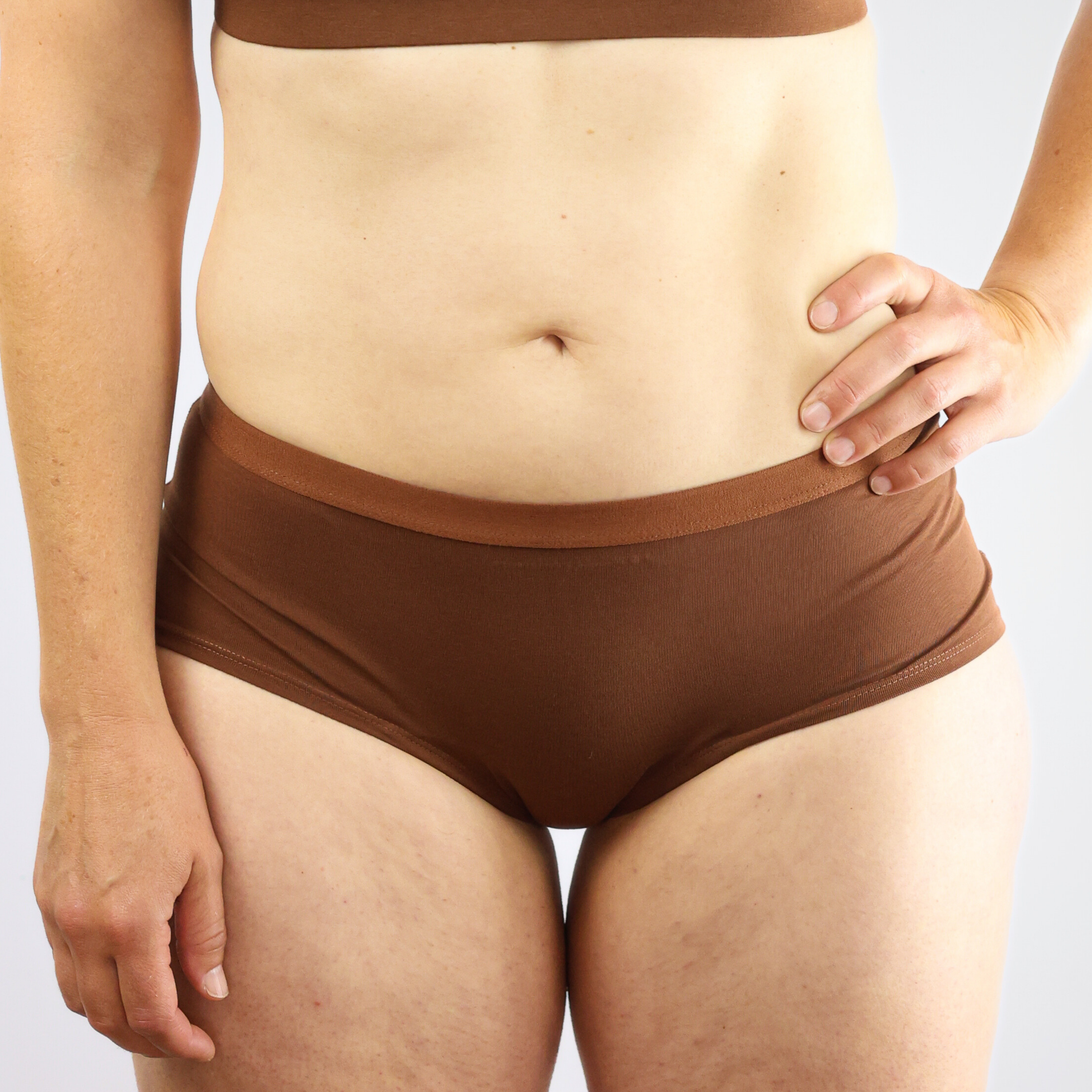 Women's organic cotton boy shorts in chestnut (mid nude)