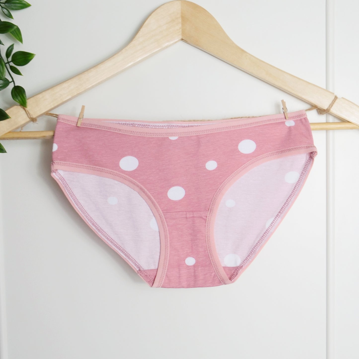 Women's organic cotton low-rise bikini bottoms - pink with white dots