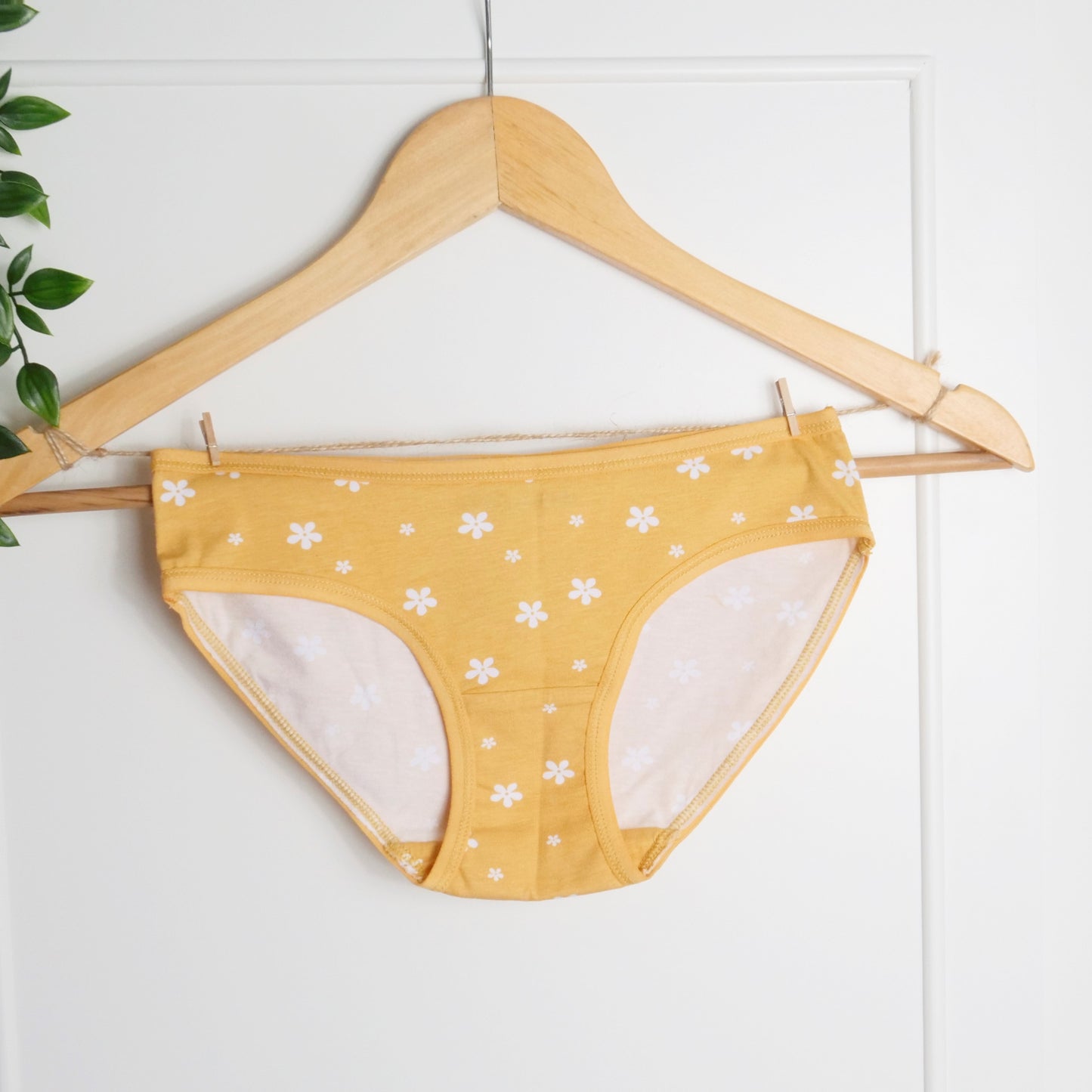 Women's organic cotton low-rise bikini bottoms - yellow with white flowers