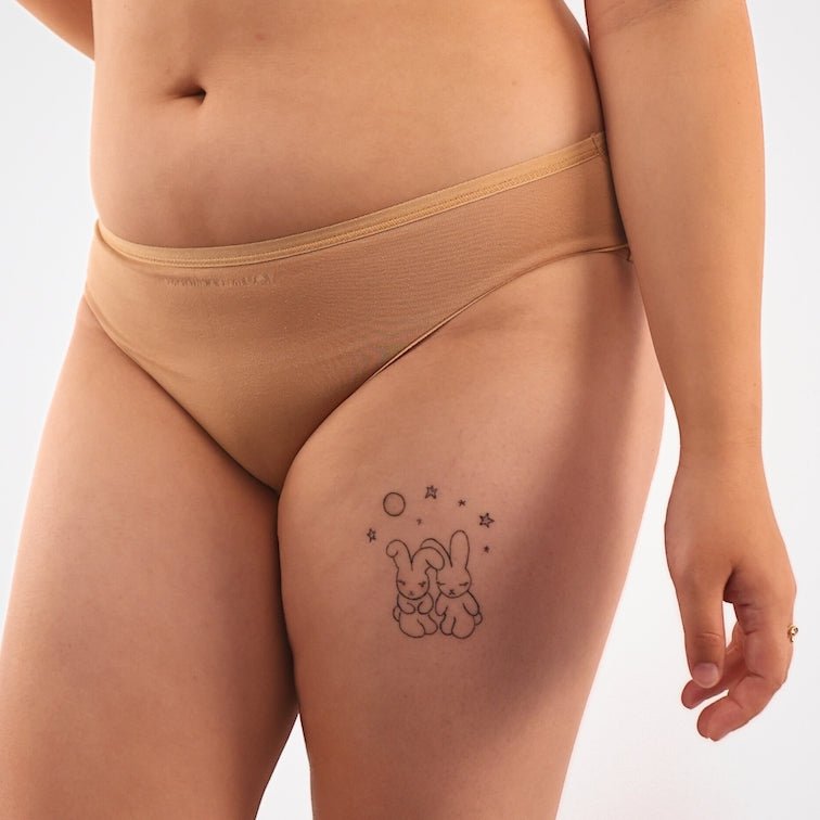 Women's organic cotton low-rise bikini knickers in almond (light nude)