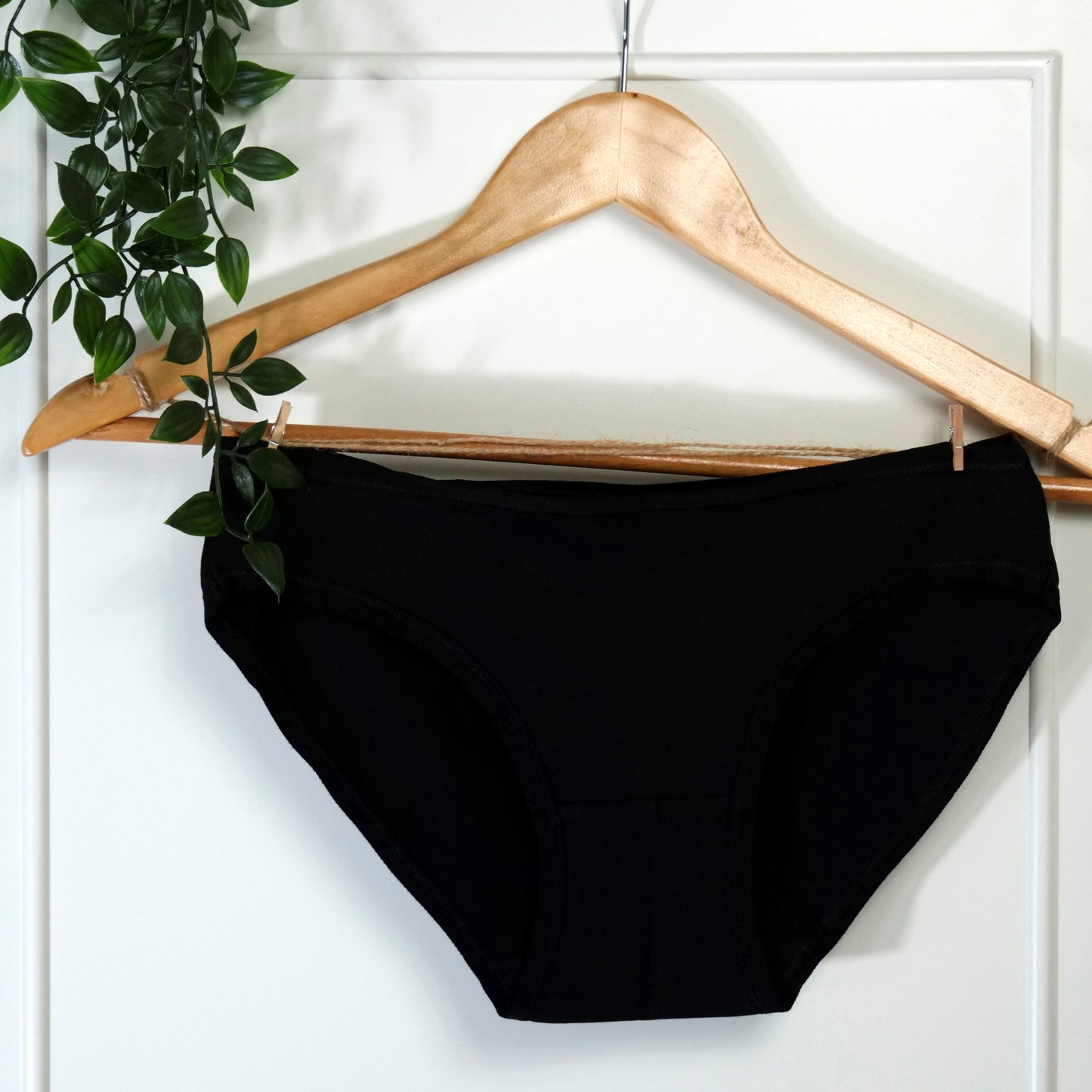 Women’s organic cotton low-rise bikini bottoms in black