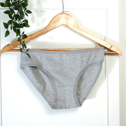 Women’s organic cotton low-rise bikini bottoms in light grey (heather grey)