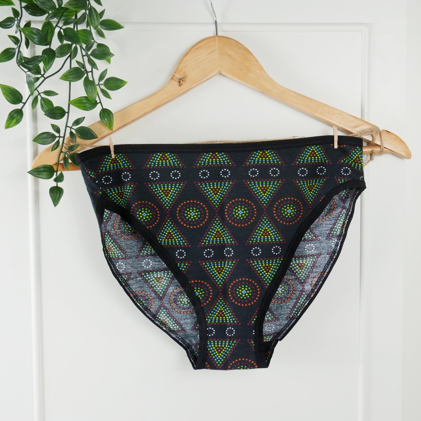 Women's organic cotton mid-rise bikini bottoms - Black Mara print