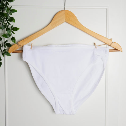 Women's organic cotton low-rise bikini bottoms in white