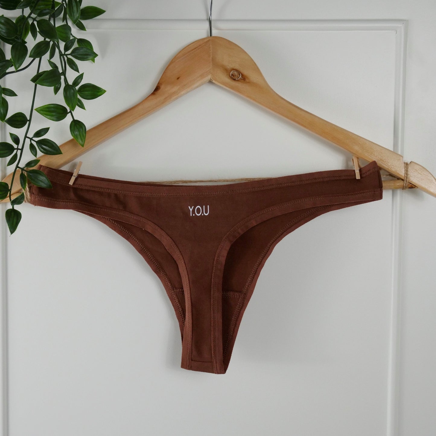 Women's organic cotton thong in chestnut (mid nude)