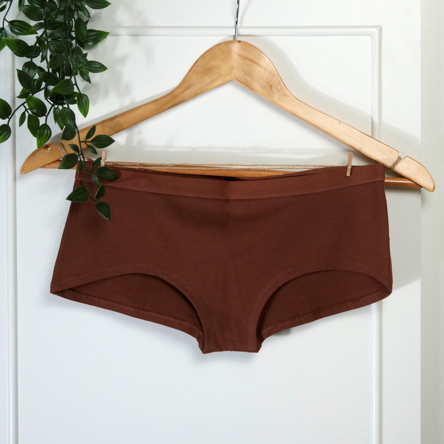 Women's organic cotton boy shorts in chestnut (mid nude)