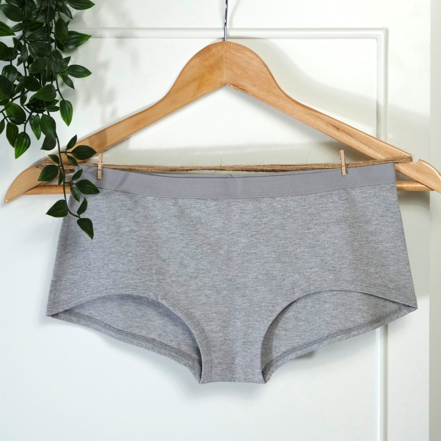 Women’s organic cotton boy shorts in light grey (heather grey)