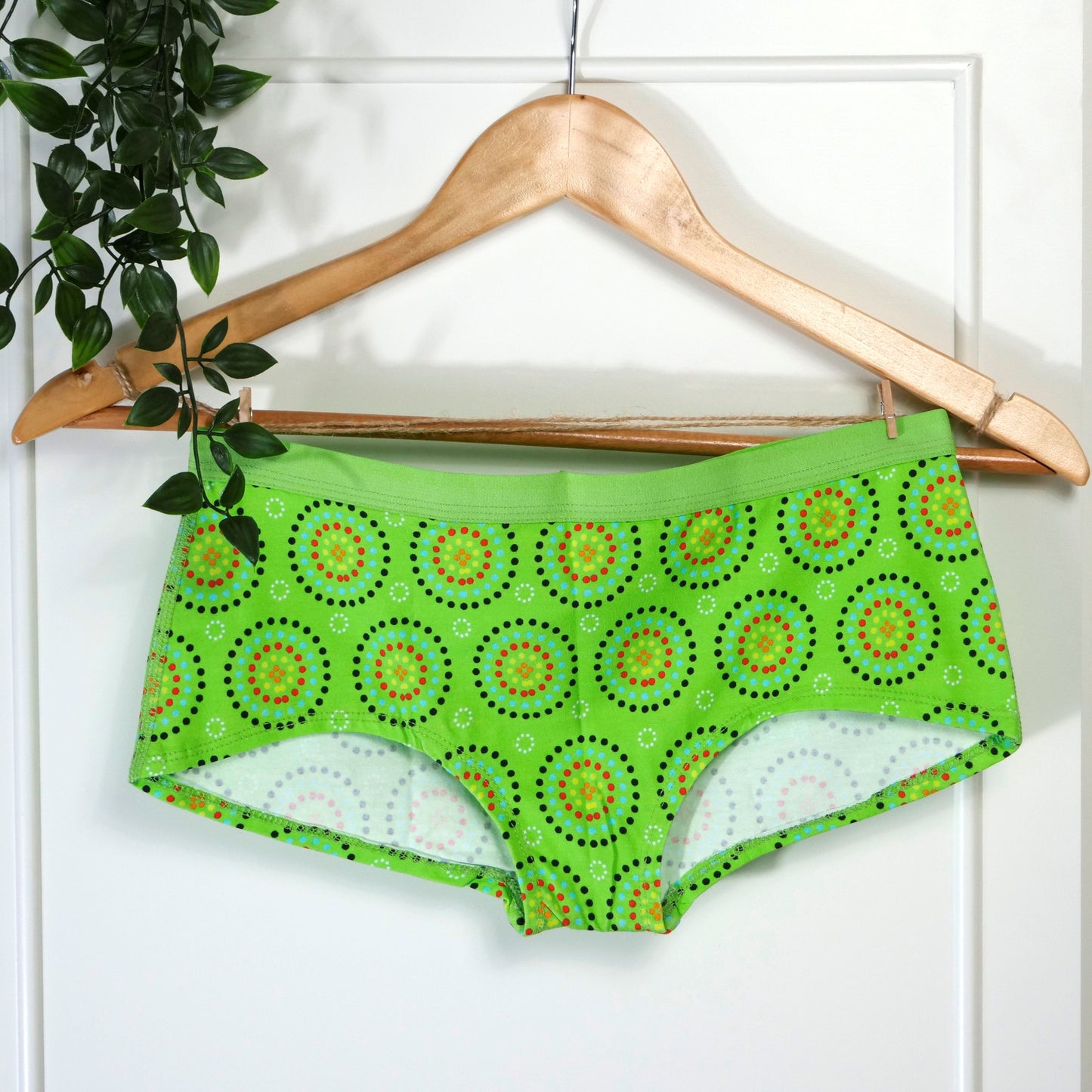Women's organic cotton boy shorts - Green Mara design